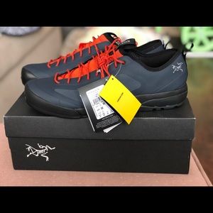 Arc’teryx Acrux SL Deep Dusk ARC /DARK Flame Shoes